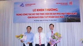 Lãnh đạo Tập đoàn Sao Mai tặng hoa tri ân cho lãnh đạo tỉnh An Giang, vì sự quan tâm đặc biệt của cấp chính quyền đã tạo nên thành công cho dự án. Ảnh: Tuna