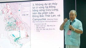 GS.TS Võ Tòng Xuân trình bày tham luận tại hội thảo.