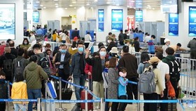 Hành khách làm thủ tục chuyến bay tại sân bay Nội Bài. (Ảnh: CTV/Vietnam+)