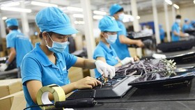 Các doanh nghiệp cần chủ động, sáng tạo hơn để tìm cơ hội thích ứng với bối cảnh mới, vượt qua thách thức bởi dịch COVID-19. - Ảnh: TTO