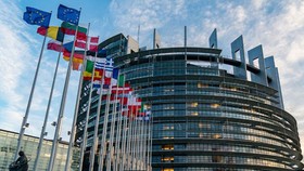 EU bắt đầu vay nợ