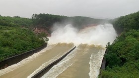 Hồ Kẻ Gỗ xả lũ. (Ảnh: KT)