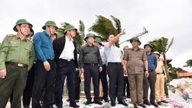 Phó Thủ tướng kiểm tra vị trí sạt lở và khu sơ tán dân tại Cửa Đại, Hội An, tỉnh Quảng Nam. - Ảnh: VGP