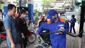 Xăng RON95-III và E5 RON92 cùng giảm gần 200 đồng trong ngày 27-10