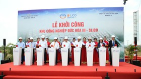 Nguyên Chủ tịch nước Trương Tấn Sang dự lễ khởi công một KCN tại Long An.