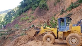 Lực lượng chức năng mở đường vào địa điểm sạt lở vùi lấp 53 người ở huyện Nam Trà My (Quảng Nam). (Ảnh: TTXVN)