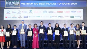 Bà Nguyễn Thị Phượng, Giám đốc Khối Nhân sự tập đoàn Nam Long (thứ năm từ phải sang) đại diện nhận giải.