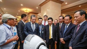 Phó Thủ tướng Phạm Bình Minh và Bí thư Thành ủy TPHCM Nguyễn Văn Nên cùng các đại biểu tham quan các gian hàng công nghệ trưng bày tại hội nghị. Ảnh: DŨNG PHƯƠNG