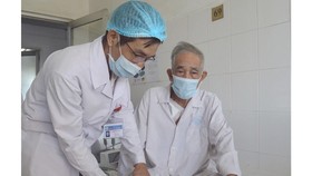Bác sĩ chăm sóc cho ông cụ, sau khi phẫu thuật thành công