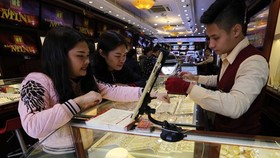 Khách hàng giao dịch vàng miếng. (Ảnh: TTXVN)