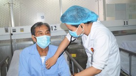 Bác sĩ chăm sóc cho bệnh nhân sau khi phẫu thuật thành công