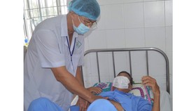 Bác sĩ chăm sóc bệnh nhân sau khi phẫu thuật thành công