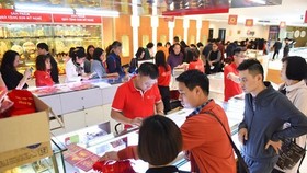Khách hàng giao dịch vàng miếng. (Ảnh: TTXVN)