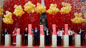 Ban lãnh đạo Tập đoàn Novaland cùng các Khách mời trong Lễ khai trương Novaland Gallery