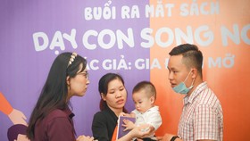 Tác giả giao lưu cùng độc giả tại buổi ra mắt.
