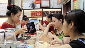 Giao dịch vàng tại doanh nghiệp. (Ảnh: TTXVN)