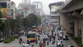 Xe buýt vẫn là phương tiện chủ lực của vận tải công cộng ở thành phố Hà Nội trong những năm tới đây. (Ảnh: Huy Hùng/Vietnam+)