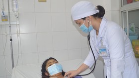 Bác sĩ chăm sóc sản phụ sau khi cấp cứu thành công