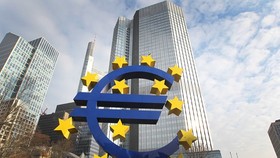 Biểu tượng đồng euro tại Frankfurt, Đức. (Ảnh: AFP/TTXVN)