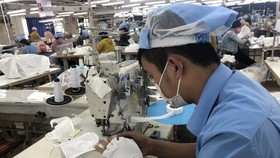 Nhiều lao động lo ngại dịch Covid-19 sẽ khiến lương thưởng Tết giảm sâu. (Ảnh minh họa, ảnh: KT)