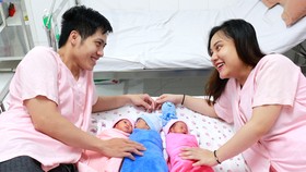 Gia đình chị Nguyễn Thanh Thanh M. (26 tuổi, ngụ TP Cần Thơ) vui mừng với các con của mình…