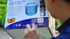 Đồ điện tử gia dụng sản xuất tại Trung Quốc nhưng gắn xuất xứ Việt Nam. Thậm chí giả mạo hàng Việt Nam chất lượng cao, được kiểm định chất lượng. Ảnh: Báo Tuổi trẻ