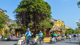Trải nghiệm xích lô quanh phố cổ Hội An là chương trình cực kỳ hấp dẫn du khách. Ảnh: NGỌC PHÚC