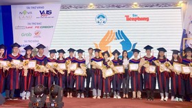 Đại diện Tập đoàn Novaland trao học bổng cho các tấm gương thủ khoa vượt khó học tốt.