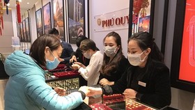 Khách hàng giao dịch vàng miếng. (Ảnh: Đức Duy/Vietnam+)