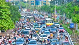 Xe buýt bị các phương tiện cá nhân bủa vây khiến không thể đi nhanh và đảm bảo đúng giờ. (Ảnh: PV/Vietnam+)
