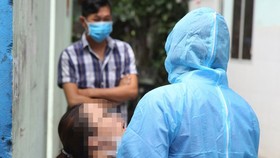 Lấy mẫu xét nghiệm cho người dân