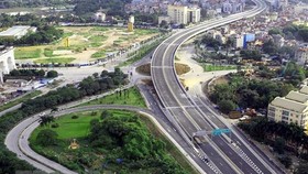 Đoạn cuối tuyến tuyến đường vành đai 3 trên cao đoạn Mai Dịch-Nam Thăng Long. (Ảnh: Huy Hùng/TTXVN)