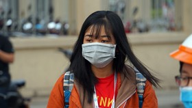 Sinh viên Đại học Y dược TP HCM đeo khẩu trang khi đi học phòng Covid-19. Ảnh: Mạnh Tùng.