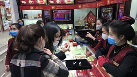 Khách hàng giao dịch vàng miếng. (Ảnh: Đức Duy/Vietnam+)