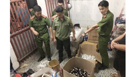 Lực lượng chức năng tại hiện trường xưởng sản xuất hàng giả