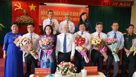 Các đại biểu nhận hoa chúc mừng từ Bí thư Tỉnh ủy Bình Phước