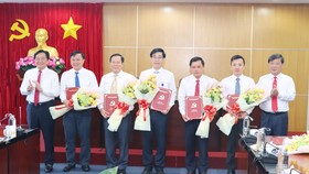 Ông Nguyễn Hoàng Thao (bìa trái) và đồng chí Trần Thanh Liêm (bìa phải) trao Quyết định cho nhà báo Lê Minh Tùng (thứ 2 từ trái sang) và các nhân sự được bổ nhiệm, bổ nhiệm lại. Ảnh: Báo Bình Dương