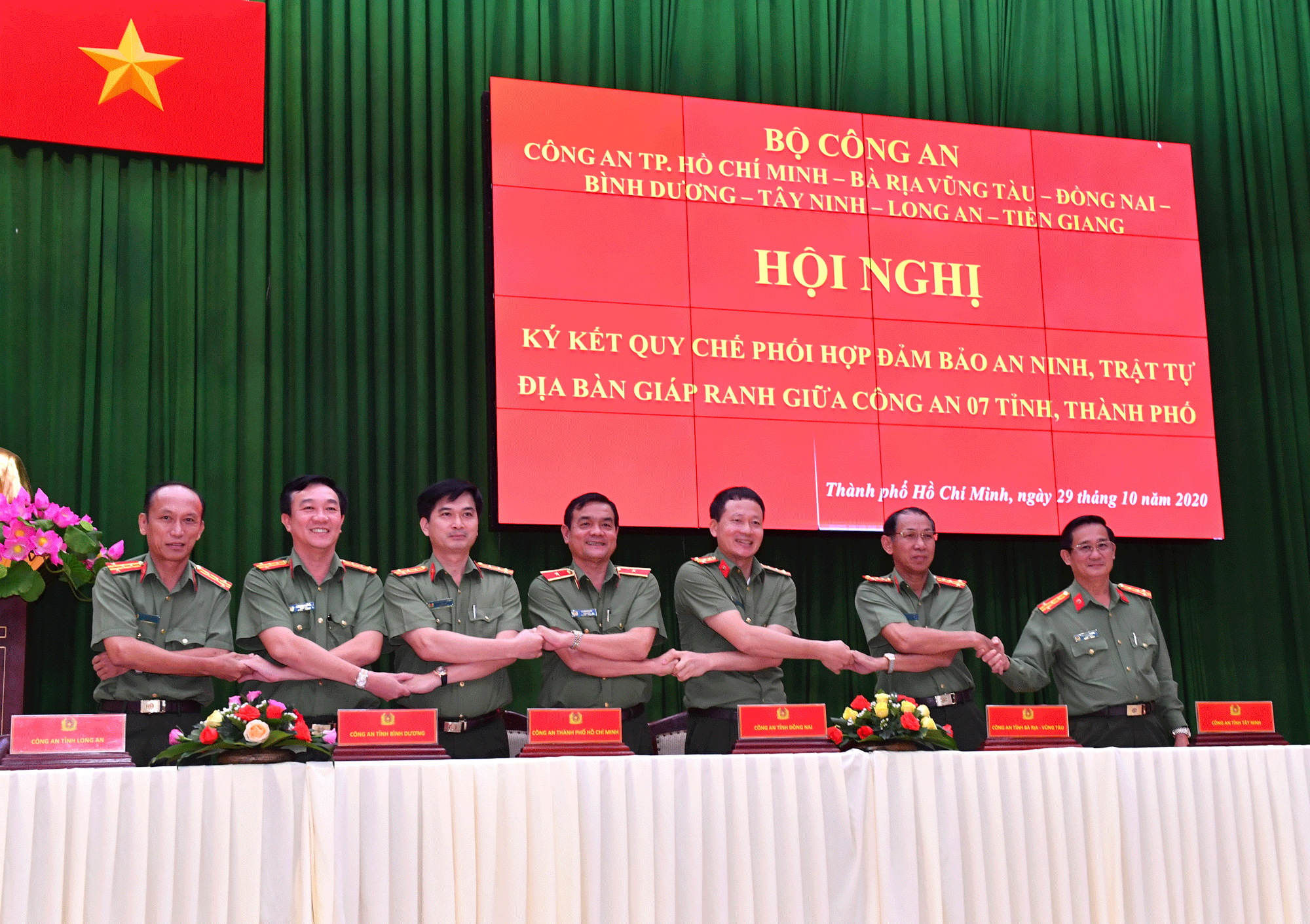 Lễ ký kết Quy chế phối hợp đảm bảo an ninh, trật tự địa bàn giáp ranh giữa Công an 7 tỉnh, thành phố. Ảnh: VIỆT DŨNG