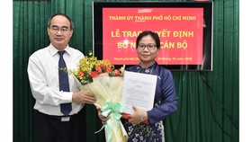 Đồng chí Nguyễn Thiện Nhân, Ủy viên Bộ Chính trị, Bí thư Thành ủy TPHCM trao quyết định bổ nhiệm đồng chí Lê Thị Thanh Thúy, Trưởng phòng Tổng hợp Ban Tổ chức Thành ủy, giữ chức Phó Trưởng Ban Tổ chức Thành ủy. Ảnh: VIỆT DŨNG