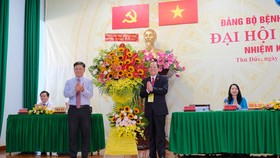 Bí thư Quận ủy Thủ Đức Nguyễn Mạnh Cường (trái) tặng hoa chúc mừng Đại hội Đảng bộ Bệnh viện quận Thủ Đức. Ảnh: KIỀU PHONG