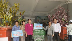 Lãnh đạo quận 9 trao tặng xe thu gom rác cho các xã viên không có điều kiện chuyển đổi phương tiện. Ảnh: HOÀI CHI