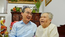 Đồng chí Nguyễn Thiện Nhân thăm hỏi mẹ Việt Nam Anh hùng Nguyễn Thị Sáng. Ảnh: VIỆT DŨNG