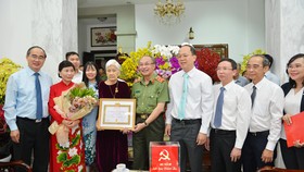 Trung tướng Lê Đông Phong, Giám đốc Công an TPHCM trao Huy hiệu 40 năm tuổi đảng cho đồng chí Dương Thị Minh. Ảnh: VIỆT DŨNG