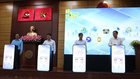 Lãnh đạo quận Thủ Đức tại buổi công bố ứng dụng "Thủ Đức trực tuyến". Ảnh: KIỀU PHONG