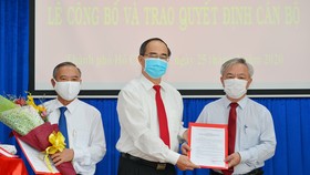Bí thư Thành ủy TPHCM Nguyễn Thiện Nhân trao quyết định nhân sự tại Nhà Bè