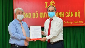 Bí thư Thành ủy TPHCM Nguyễn Thiện Nhân trao quyết định cho đồng chí Võ Khắc Thái. Ảnh: VIỆT DŨNG