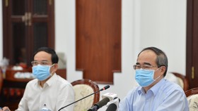 Bí thư Thành ủy TPHCM Nguyễn Thiện Nhân và Phó Bí thư Thường trực Thành ủy Trần Lưu Quang họp trực tuyến về phòng chống dịch Covid-19. Ảnh: VIỆT DŨNG