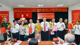 Bí thư Thành ủy TPHCM Nguyễn Thiện Nhân cùng các đồng chí lãnh đạo TP chúc mừng các đồng chí nhận quyết định. Ảnh: Việt Dũng