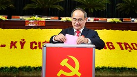 Đồng chí Nguyễn Thiện Nhân, Bí thư Thành ủy TPHCM bỏ phiếu tại Đại hội đại biểu Đảng bộ TPHCM lần thứ XI vào sáng 17-10. Ảnh: VIỆT DŨNG
