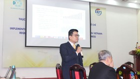 Trưởng ban Nghiên cứu tổng hợp Nguyễn Anh Dương trình bày Báo cáo nghiên cứu của CIEM tại hội thảo